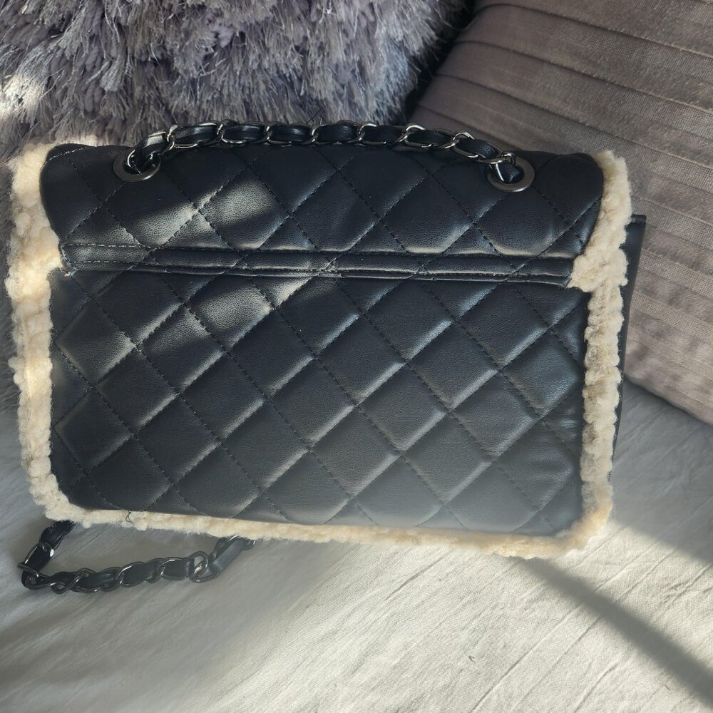 Gilda Paris Black and White quilted Fur edge Baguette with chain strap NWT - Picture 5 of 6
